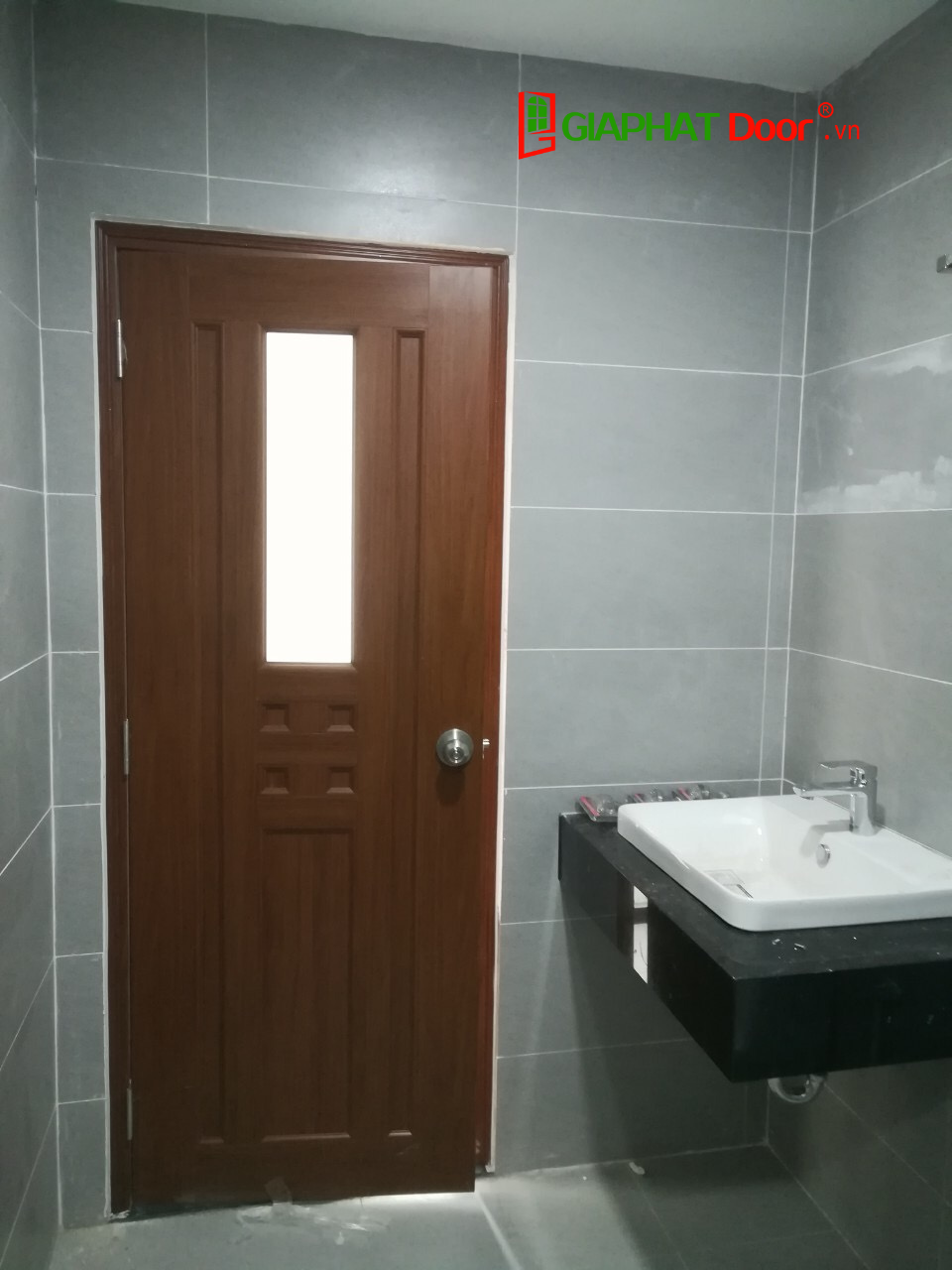 Cua-nha-tam-cua-nha-ve-sinh-wc-gia-re-cua-toilet-4.png