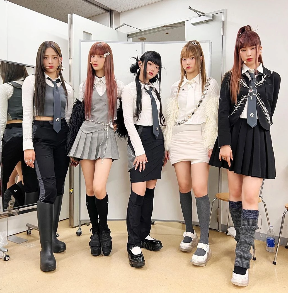 Lisa-New-Jeans-dien-do-tennis-item-khuay-dao-thoi-trang-the-thao-1.png