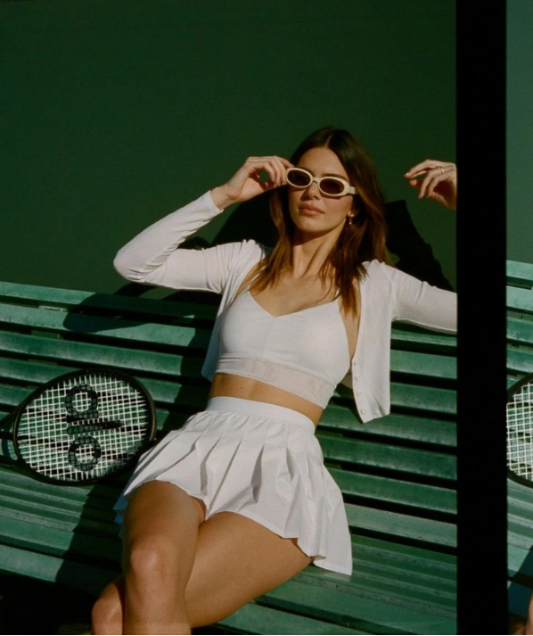 Lisa-New-Jeans-dien-do-tennis-item-khuay-dao-thoi-trang-the-thao-2.png