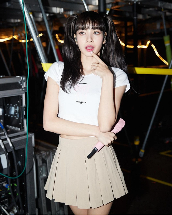 Lisa-New-Jeans-dien-do-tennis-item-khuay-dao-thoi-trang-the-thao.png