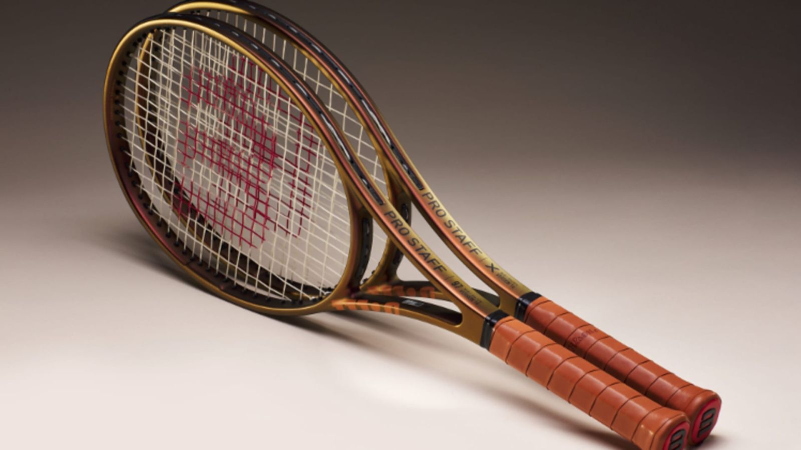 su-khac-biet-giua-vot-tennis-Tecnifibre-Isoflex-280g-va-vot-tennis-Wilson-Pro-Staff-V14-280g-1.jpg