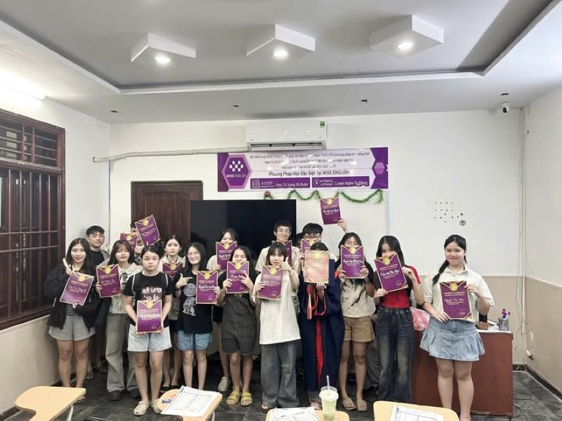 tot-nghiep-lop-PREIE-80-TĐT-wise-english.jpg